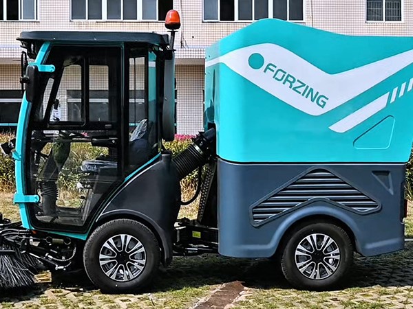 工廠內(nèi)的狹窄過道、廠區(qū)內(nèi)的綠道，純電動掃路機都能輕松清掃